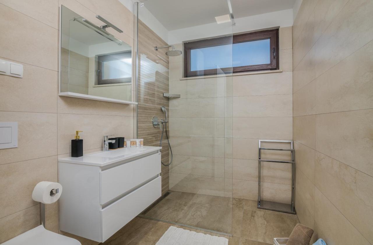 קרק Apartments Sunrise Krk מראה חיצוני תמונה