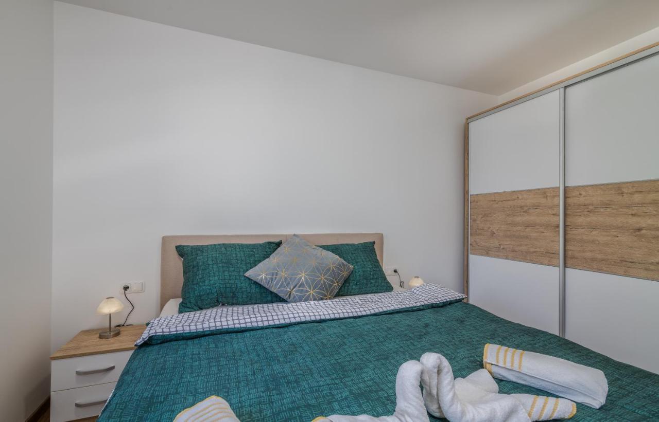 קרק Apartments Sunrise Krk מראה חיצוני תמונה