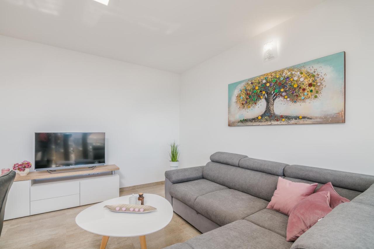 קרק Apartments Sunrise Krk מראה חיצוני תמונה